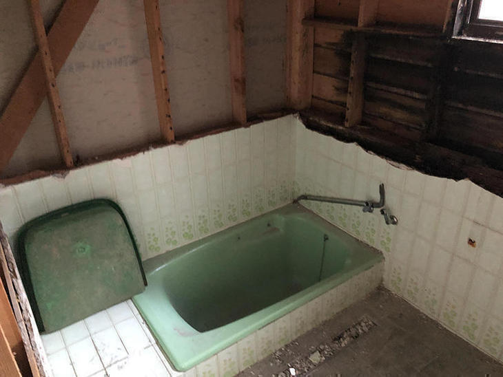 解体作業が順調に進んでいます！腰のタイルと浴槽も解体していきます！担当：高見