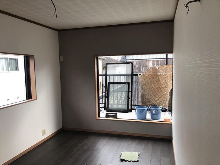 工事の最後に、美装工事を行います。施工した室内はもちろん、搬入経路や通路、窓もこのように1枚1枚外して、綺麗に洗います。担当：中島凌太