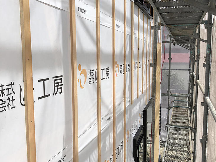 通気用の胴桟を防水シートの上から施工していきます。担当：森井