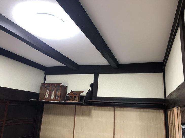 和室の壁と天井にベニヤ板を貼り、クロスを貼りました。これだけで一気に明るくなります！担当：中村太亮