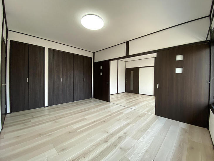 2階の和室2部屋の床をフローリングに、土壁をクロスにしました。また柱を塗装して和モダン空間に仕上げました！担当：中村太亮