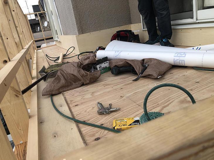 崩れかけていたベランダを解体し、新たにつくってます！担当：山中和樹・馬渕
