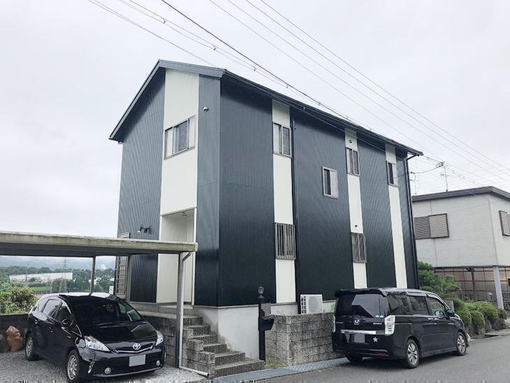 足場の解体が終わりました！濃い緑が渋く、日当たりによって色の変わる外壁になりました！担当：中村太亮