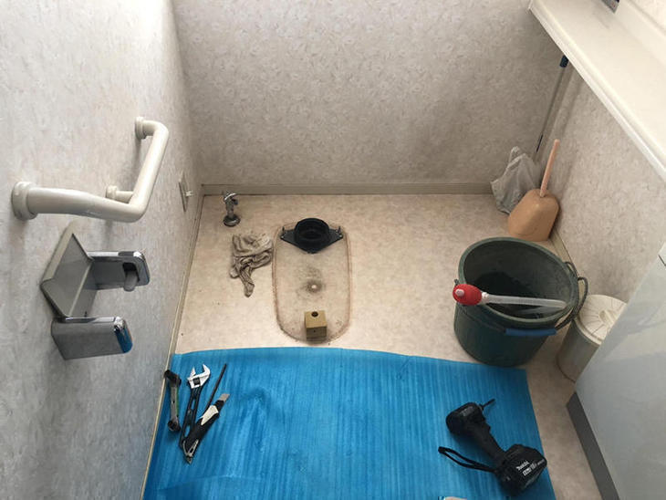 既存のトイレを外しました。まずはフランジを取り換えていきます！担当：高見