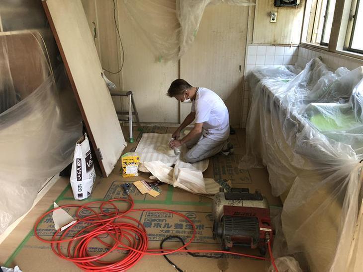 洗面所のクロス貼り替えの下地処理準備をしているところです。クロスを貼り替えだけでもお部屋の雰囲気がガラッと変わるので、気分変えたい方にオススメです！担当：田中明美