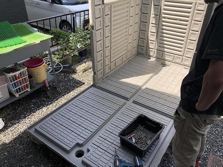 仮設のシャワールームを組み立てています。工事期間中に使用していただきます！担当：高見