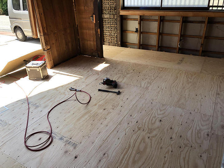 フローリングの下地ベニヤを貼り終えました！次は壁の下地を作っていきます！担当：高見