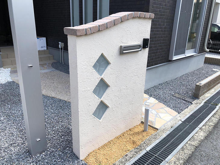 門柱が完成しました。上にブロックを積み、おしゃれに仕上がりました！担当：高見