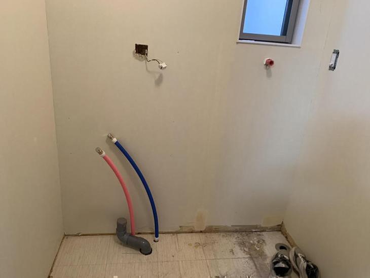 洗面台の交換に伴い、新しく給排水の配管を仕込み直しました。担当：渡邊