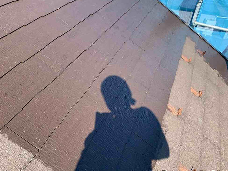 屋根塗装工事をさせて頂いております！明日から上塗り工程となります。担当：上田航平