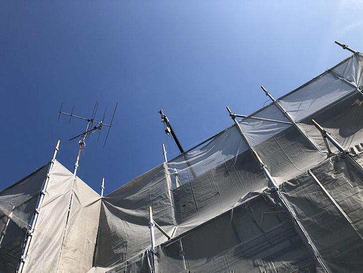 工事にはばっちはりの良い天気です！足場設置完了で本日から屋根の工事をします！担当：山中和樹・馬渕