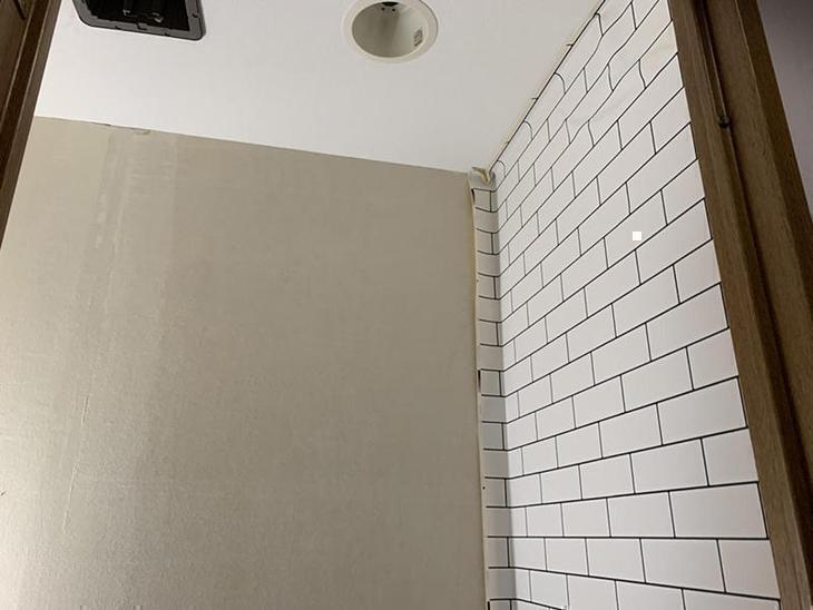 トイレのクロスの張替えを行っています。タイル調のクロスでイマージチェンジです！！担当：渡邊