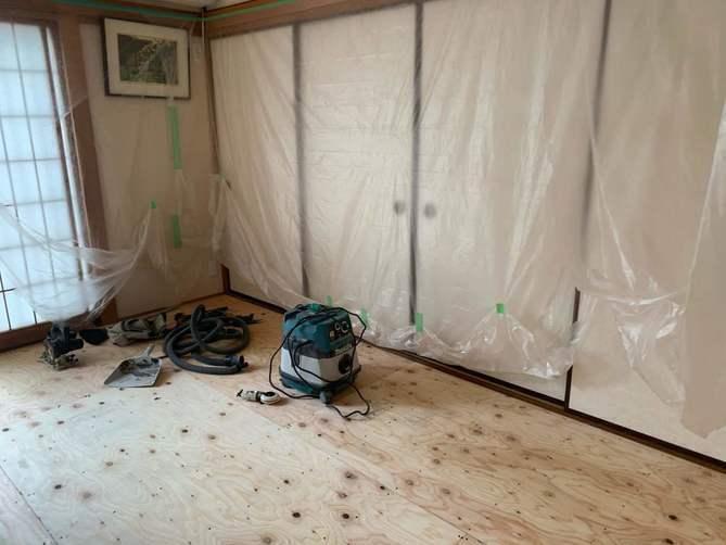 畳をフローリングに貼り替えていきます！フローリングを貼る前に床下地をします。担当：渡邊