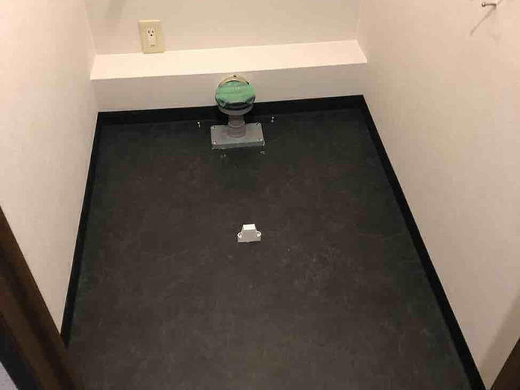 トイレのクロスとクッションフロアを貼り替えました。雰囲気がぐっと変わりました！担当：渡邊