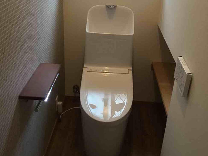 トイレ交換を終えました。トイレの交換と合わせてクロスとクッションフロアの貼り替えもしました。担当：渡邊