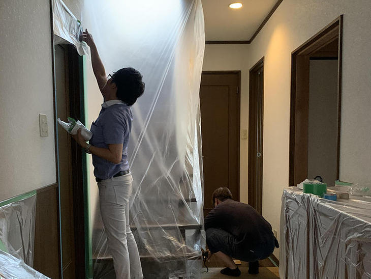 工事前に廊下、玄関の養生作業をしております。工事前の大切な工程です。担当：上田航平・渡邊