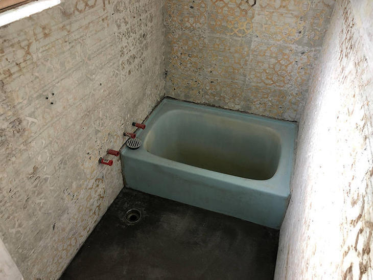 既存のタイルを剥がして、床もコンクリートを打ち直しました！このあと、壁にはパネルを、床には浴室用マットを施工していきます！担当：高田