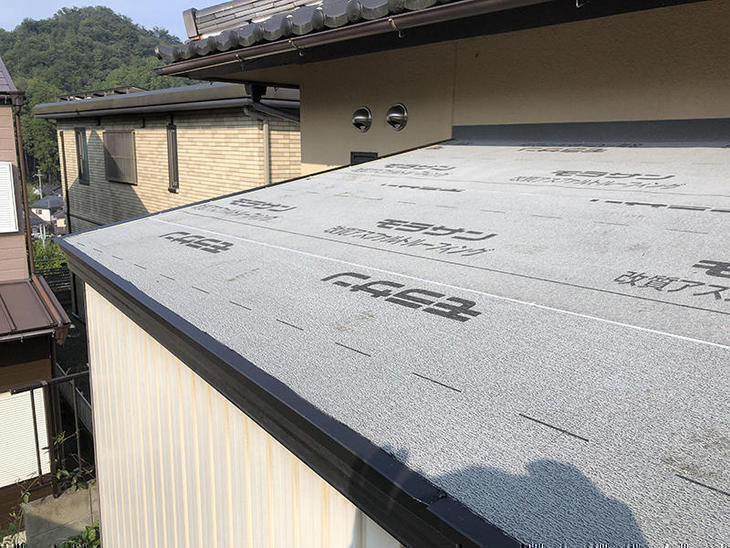 屋根下地の上に防水ルーフィングを貼っています。もし屋根材の下に水が入っても安心です。担当：高田