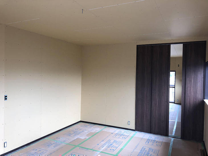2階の洋室の壁が貼れました！このあとクロスを貼っていきます！担当：高田