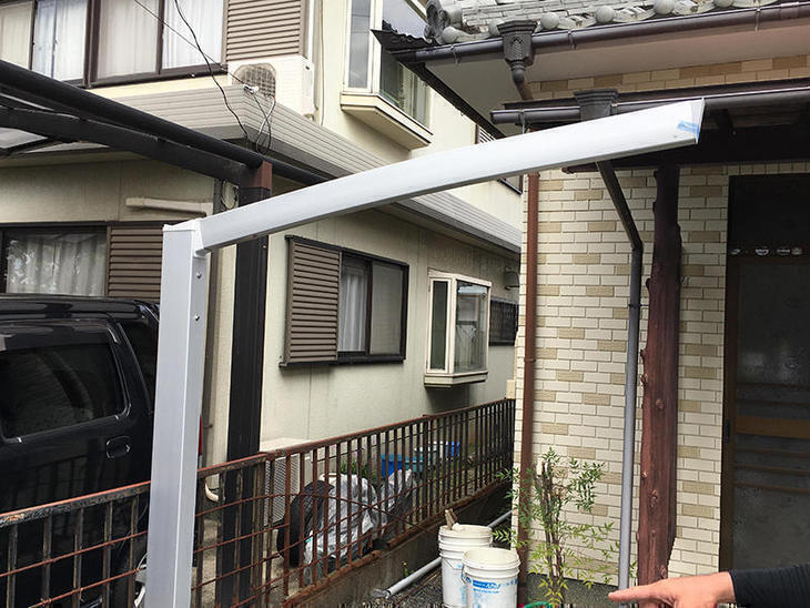 自転車用の屋根を設置しています。まずは骨組みを作ります。【野洲店】吉田