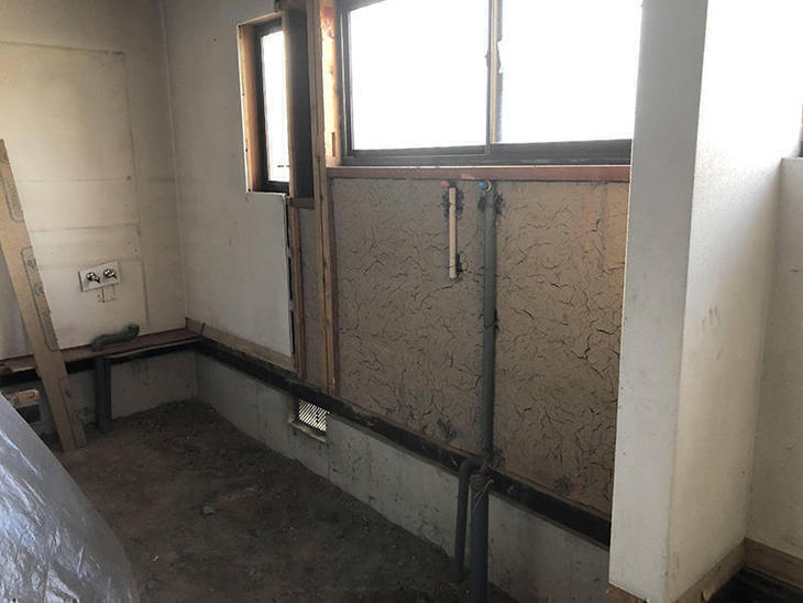 浴室とトイレを新設するのに解体をしています。この後、大工さんに床を組んでもらいます！担当：高田