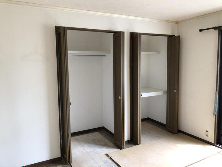 クローゼットの中の棚を入れ替えて使いやすし、使いやすいレイアウトに変更しました。これでお洋服もたくさんかけることができますね！担当：古屋・高見・白井