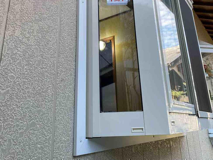 窓廻りの木材の上に板金を取り付けて補修しました。窓や外壁材に合わせた色で施工してもらいました。【水口店】中村太亮・中島凌太