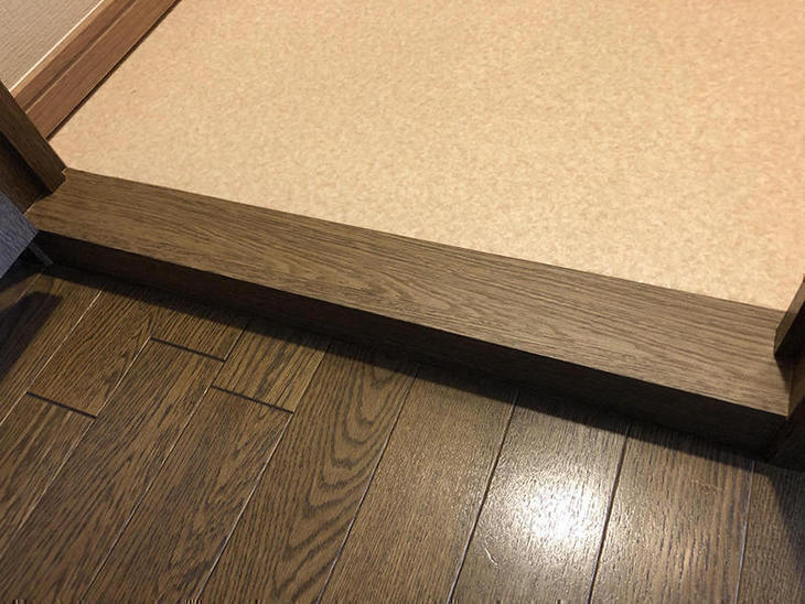 建具の敷居がめくれていたので、ダイノックシートで貼り替えました！担当：高見