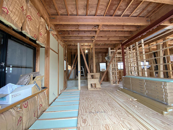 断熱材も入れて、床下地も出来てきました。大工工事、順調に進んでいます。【水口店】内田