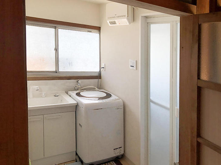 洗面台のクロスえお貼り替え、洗面暖房機取付て完了です。【水口店】中島健太