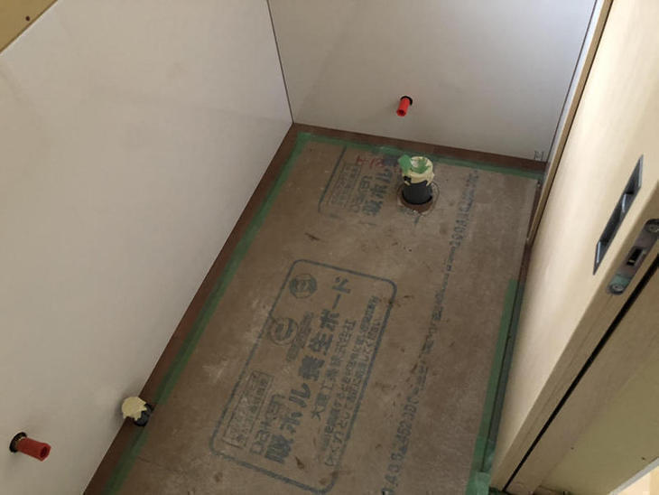 トイレの仕込みが終わりました！大工工事の下地が完成したら、クロスの仕上げです！担当：古屋・高見・島田