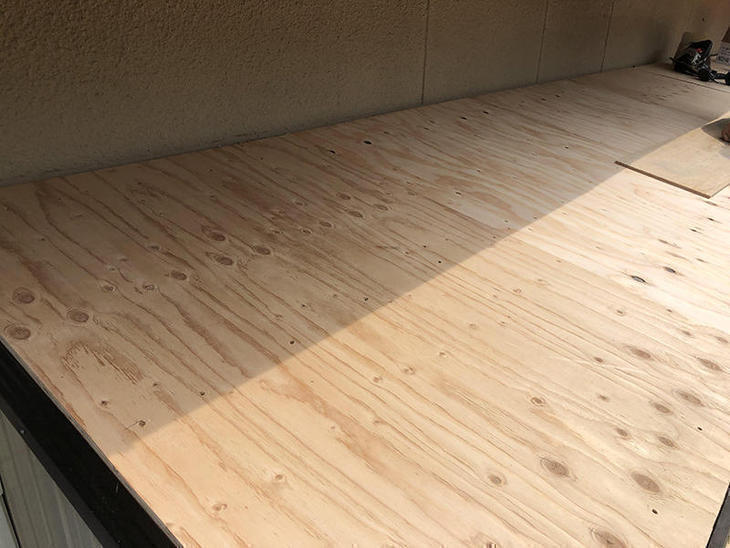 波板のテラスに下地を組んで屋根を作ります！担当：高田