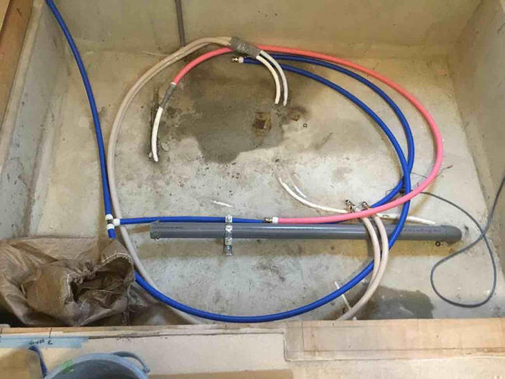 ユニットバスの交換にあたり、新しく設備配管を仕込み直しています。担当：渡邊