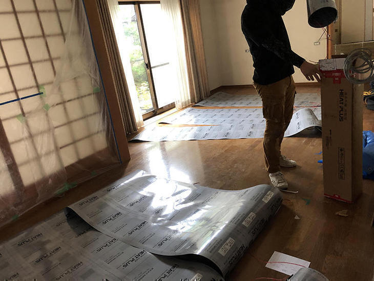 遠赤外線式のフィルム床暖を貼っていきます！この床暖を貼った後に、上からフローリングを重ね貼りするだけなので、簡単に安く施工出来ます！担当：中村太亮