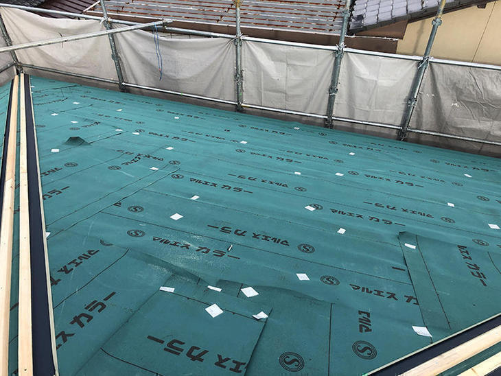 屋根カバー工事をしています！既存のスレート屋根に防水ルーフィングを貼っています！担当：高田