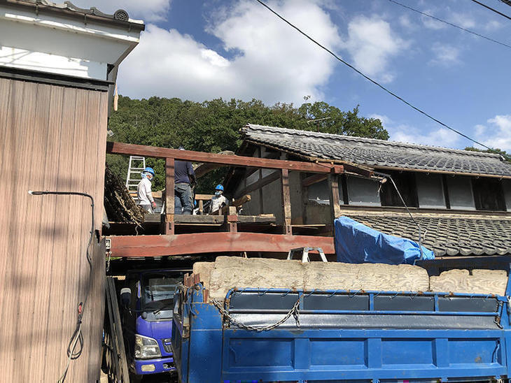 解体作業中です。大屋根の切り離しが終わりました。【彦根店】高見