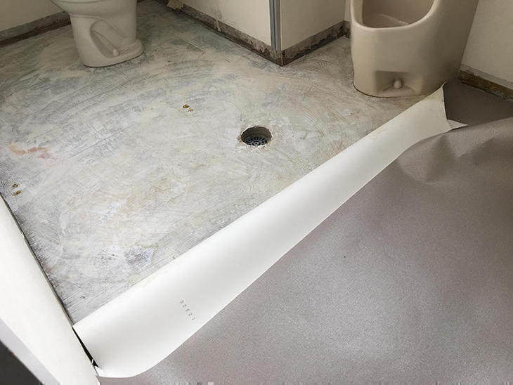 トイレの床クッションフロア貼りです。形が合うように成型して順に貼っていきます。【野洲店】吉田