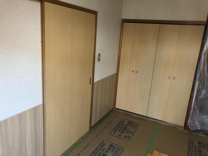 引き戸と折れ戸を造作し、設置してもらいました。【水口店】中島健太