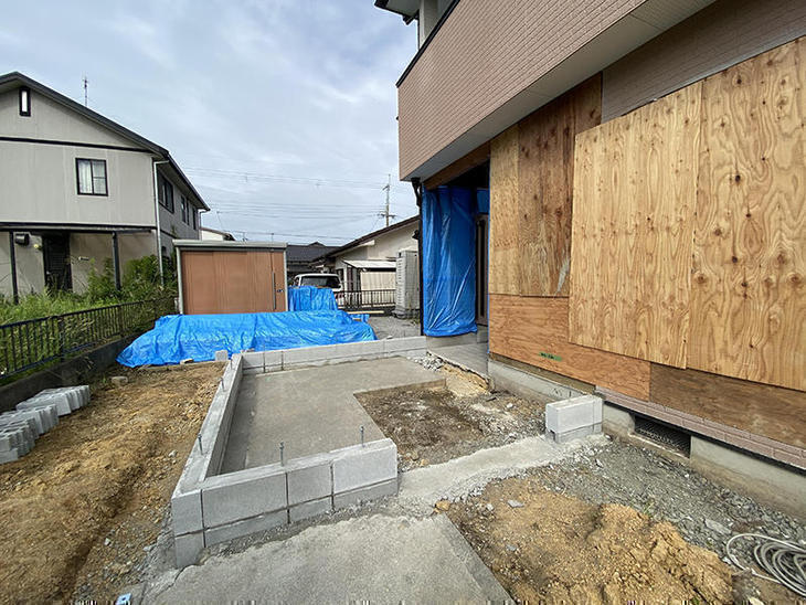 玄関増築部の基礎が出来てきました。広々な玄関に生まれ変わります。担当：内田