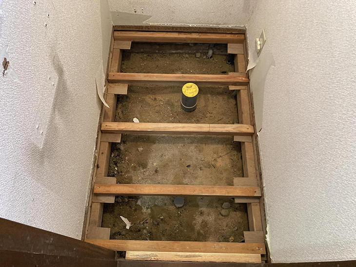 既存のトイレを取り外し、床材もめくりました　【野洲店】山尾・森田