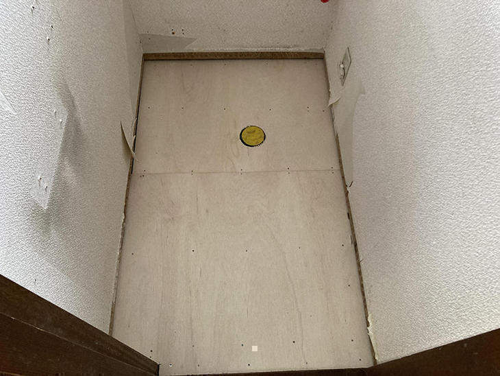 トイレに床材を貼る為に下地材を貼っていただきました！【野洲店】山尾・森田