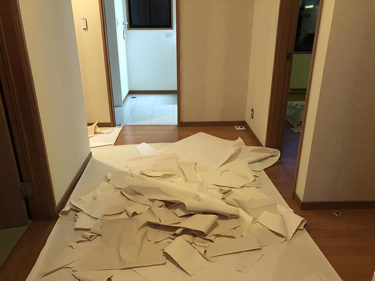 内装工事でクロスの貼り替えを行います。既存のクロスをはがしました。【水口店】中島凌太