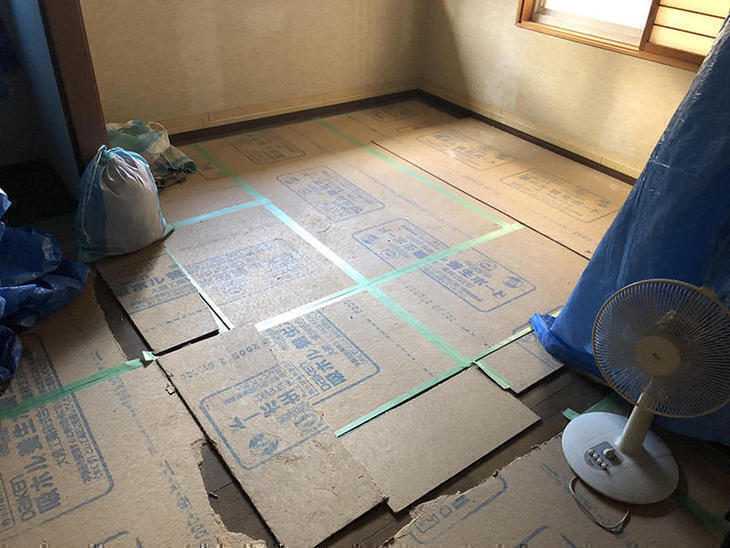 元々4畳半の畳スペースでしたが、解体してバリアフリーにし使い勝手を良くしました。まだ工事が続きますので、養生しております。【水口店】中村太亮・中島凌太