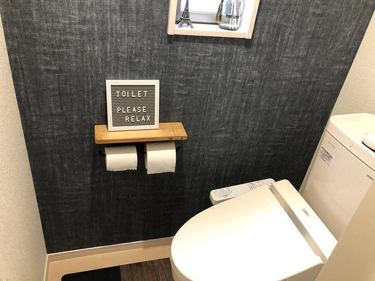 トイレの一面にアクセントクロスを貼りました！おしゃれに仕上がりました！担当：高見
