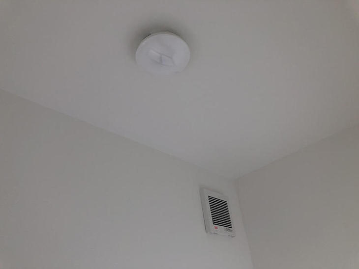 電気配線工事の仕上げです。照明と換気扇をつけて完成です！担当：高見