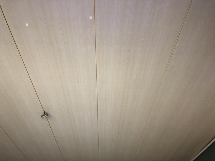 和室の天井板を上貼りしました。照明器具を取付して完成です！担当：高見
