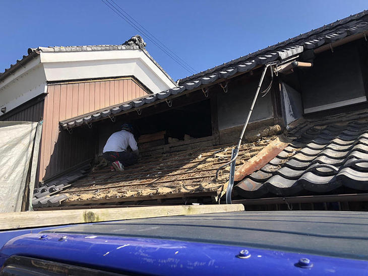 母屋と蔵をつなぐ建物を解体します！まずは瓦を落としていきます！【彦根店】高見