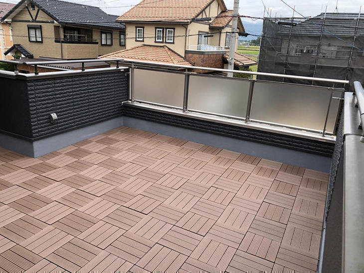 ベランダの上にバルコニー用のタイルを引きました！機能的でおしゃれに仕上がりました！担当：古屋・高見・白井・島田