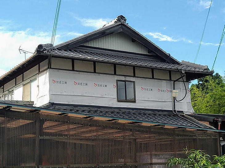 トタン板のやり替え中です。防水シートも新しくします。担当：亀田・畑野