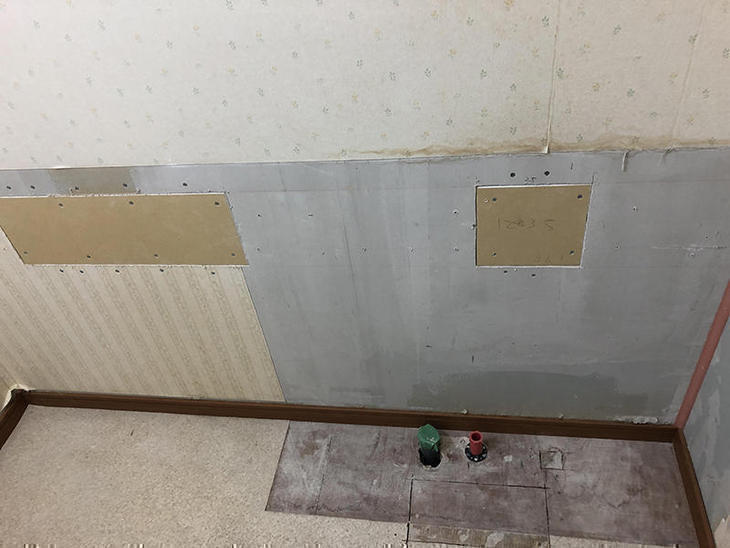 トイレの手洗いカウンターの交換工事です。新たに取り付けるカウンターの下地工事を行いました。担当：中島凌太